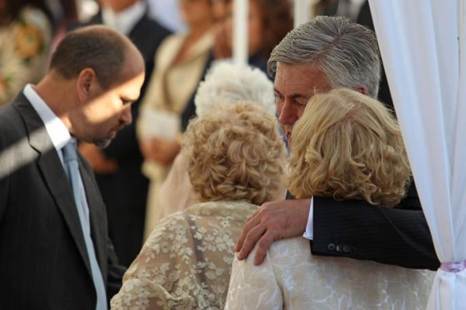 Ancelotti abbraccia felice i parenti. Lapresse